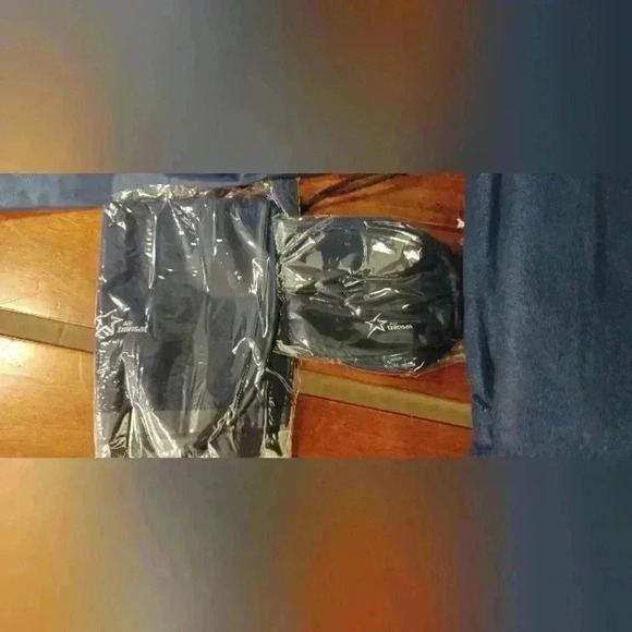 Air Transat Comfort Kit Fleece Blanket, Sleep Mask and Inflatable Neck Pillow - Picture 4 of 7